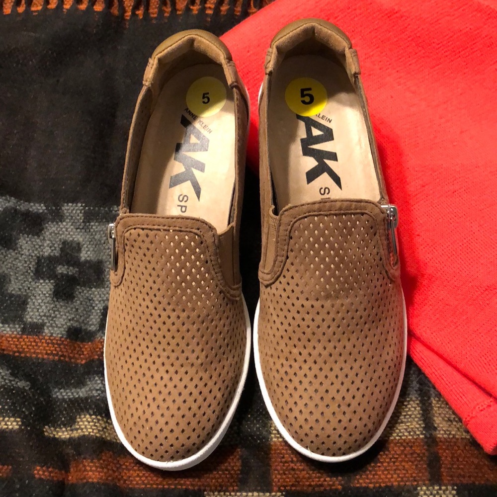 ANNE KLEIN AKYVIE SPORT SLIP ON SHOES.